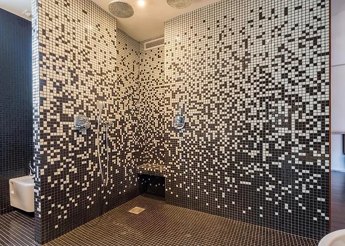 La Loge De Mer, Urbain Pensión Perpiñán