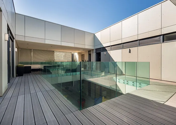 La Loge De Mer, Urbain بيربينيو